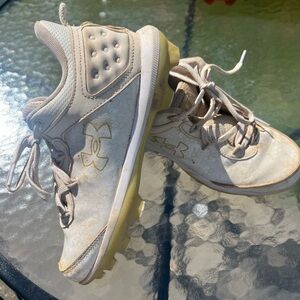 Under Armour Boy's 5Y Cream football cleats